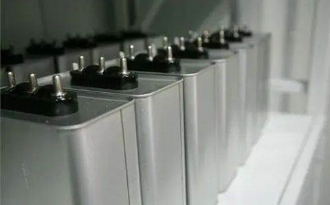 哪些因素影響電力電容器的容量？